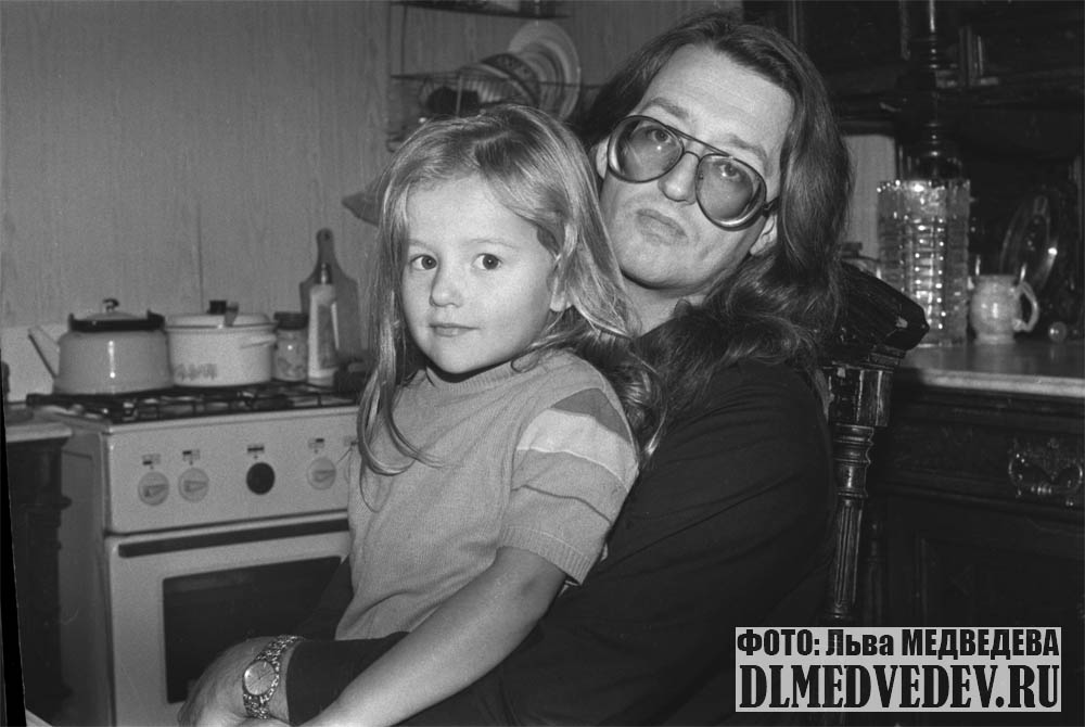 Александр Градский на своей кухне с дочерью Марией
