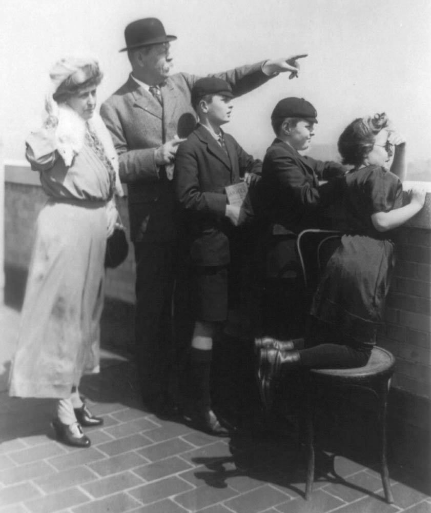 Артур Конан Дойль смотрит с семьей на Нью-Йорк, 1920 год