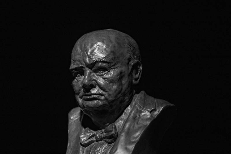 Бюст Черчилля портрет в низком ключе