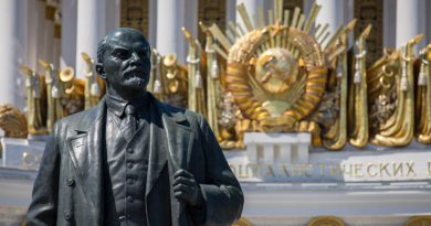 В.. И. Ленин на фоне герба Советского Союза