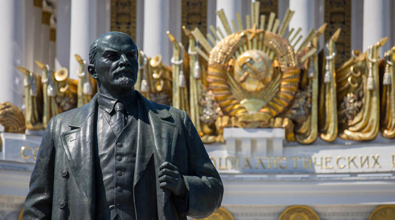 Скульптура В. И. Ленина в ВДНХ на фоне герба СССР