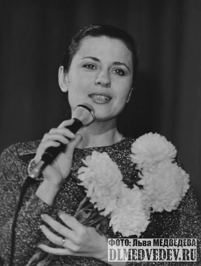 Валентина Толкунова с цветами, фото Льва Медведева