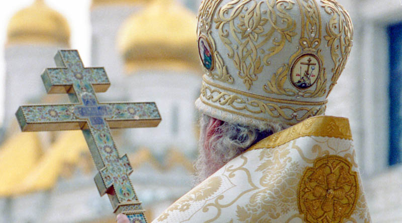 Патриарх Алексий II ведет службу во время августовского путча 1991 года, 19 августа 1991 года