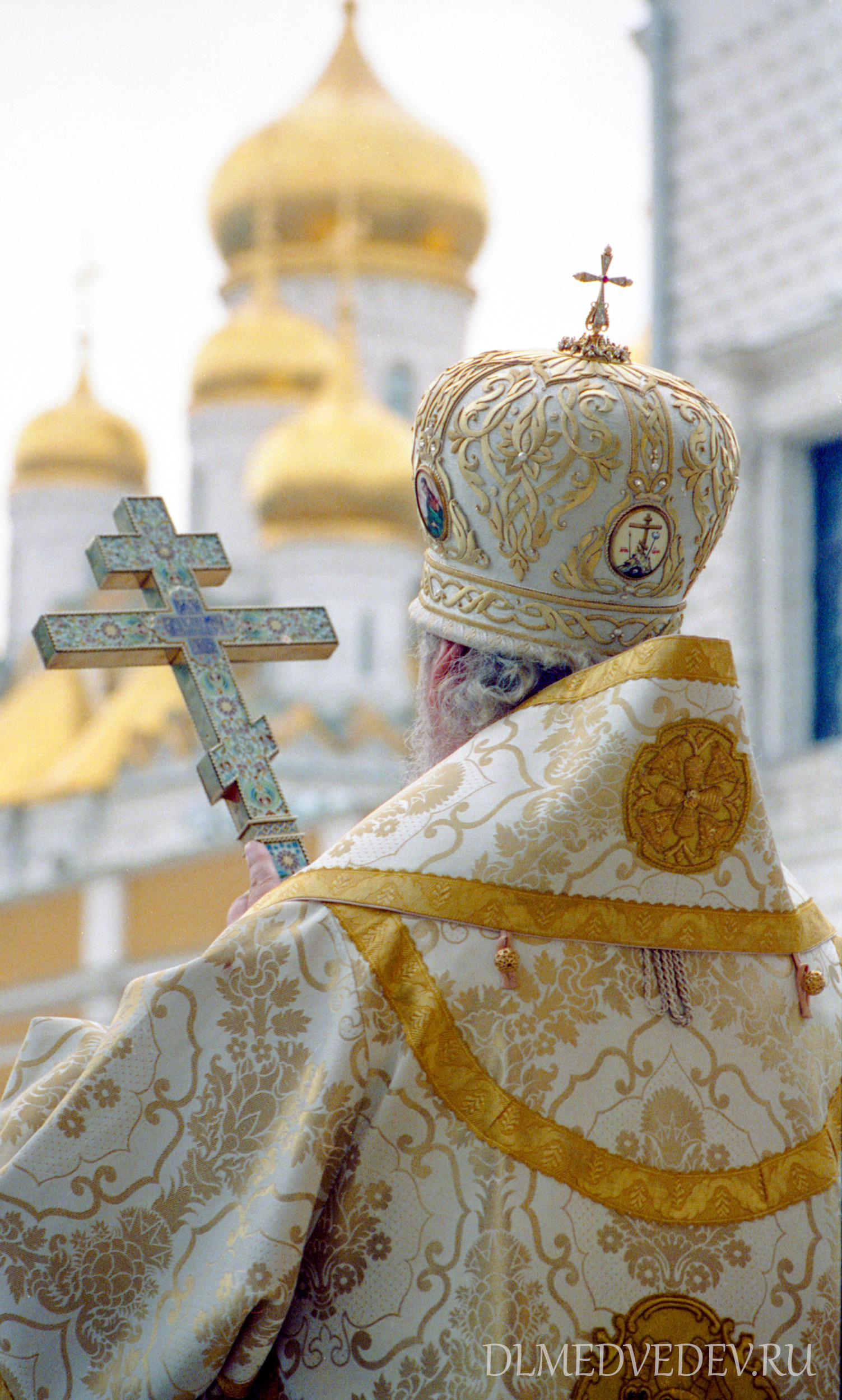 Патриарх Московский и всея Руси Алексий II напротив Благовещенского собора в Кремле